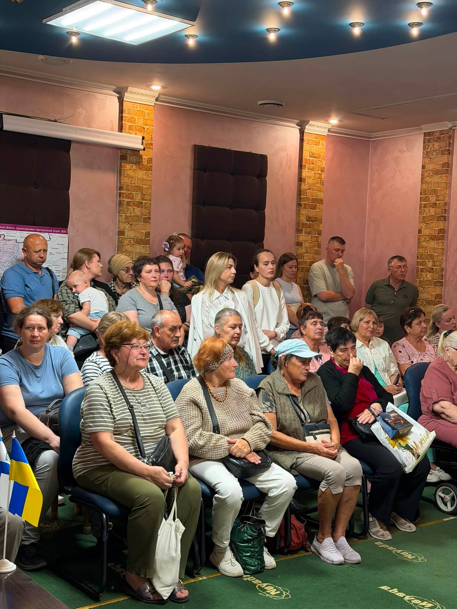 Гості під час відкриття хабу «Вільні разом» в Ужгороді