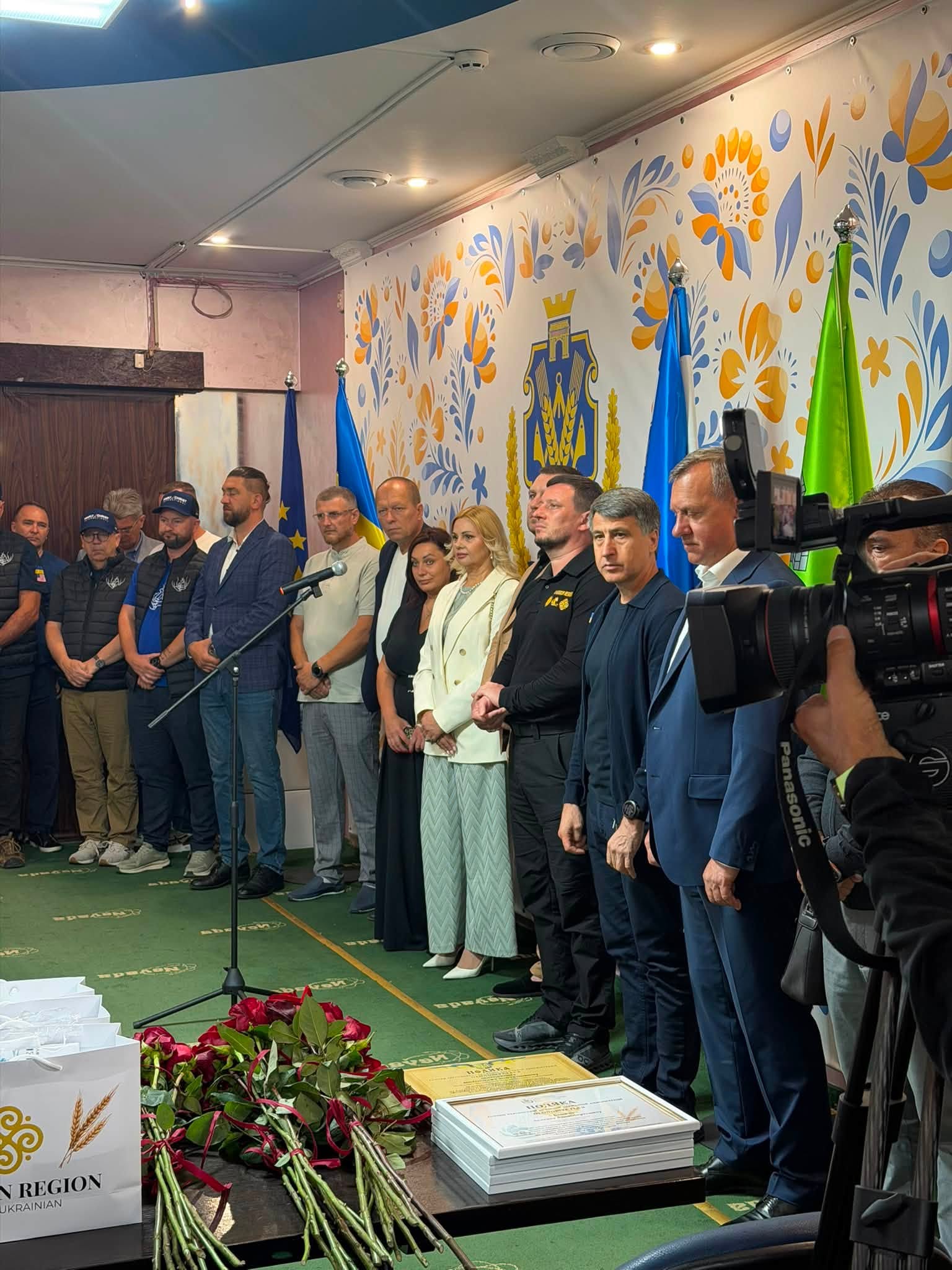 Учасники відкриття хабу «Вільні разом» в Ужгороді